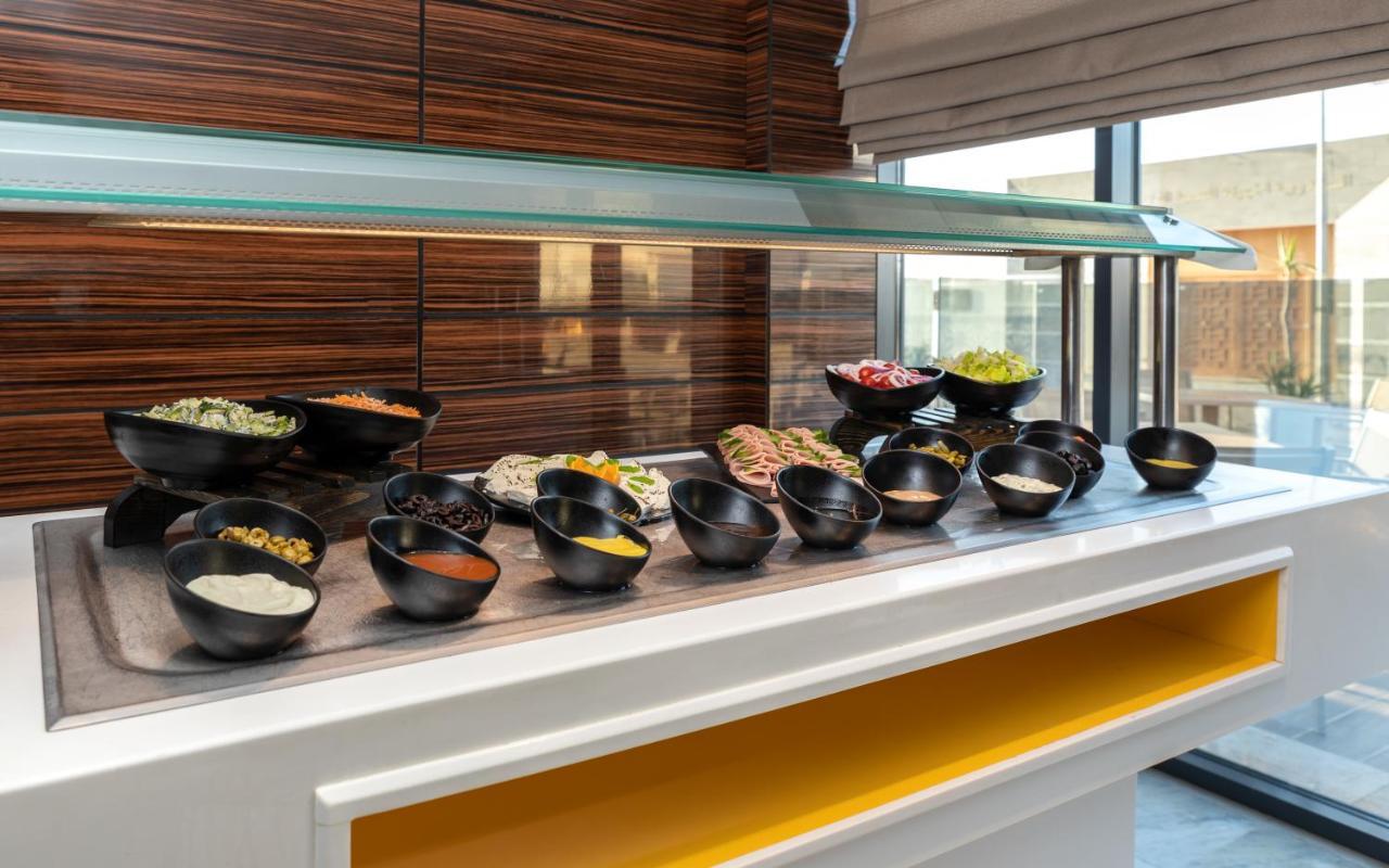 Radisson Hotel Sfax Eksteriør billede A salad bar
