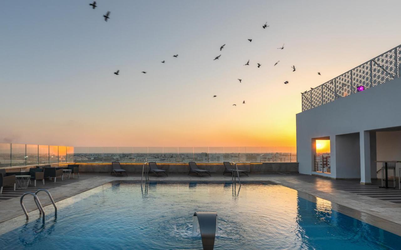 Radisson Hotel Sfax Eksteriør billede Rooftop pool at the hotel