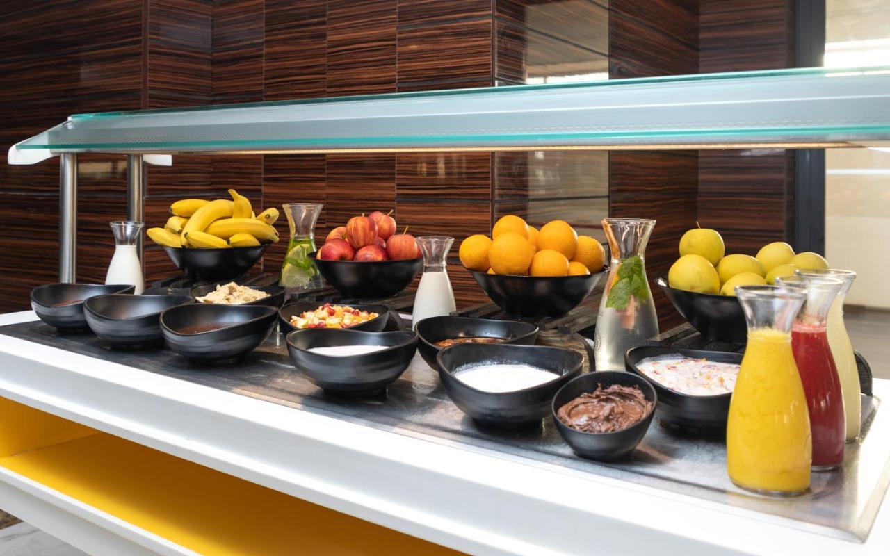 Radisson Hotel Sfax Eksteriør billede A salad bar
