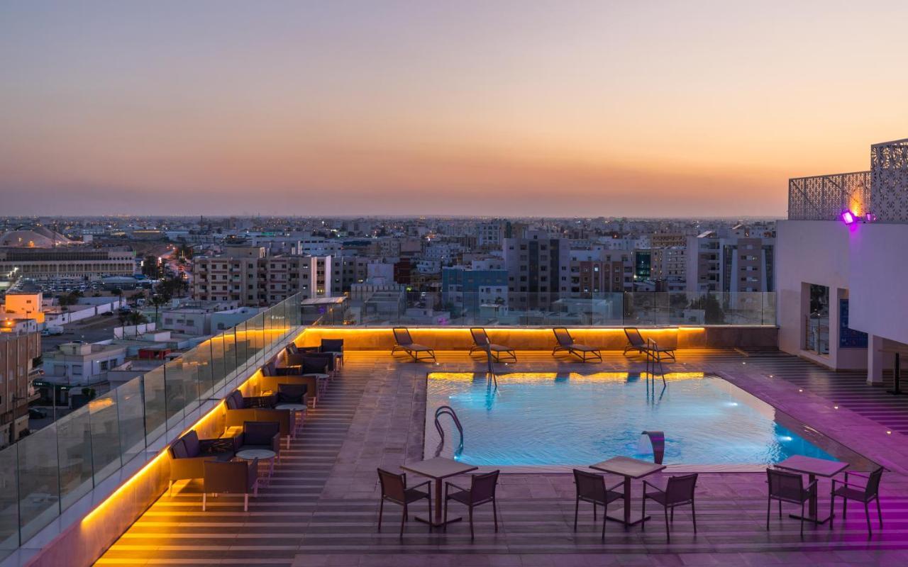 Radisson Hotel Sfax Eksteriør billede Rooftop pool at the hotel