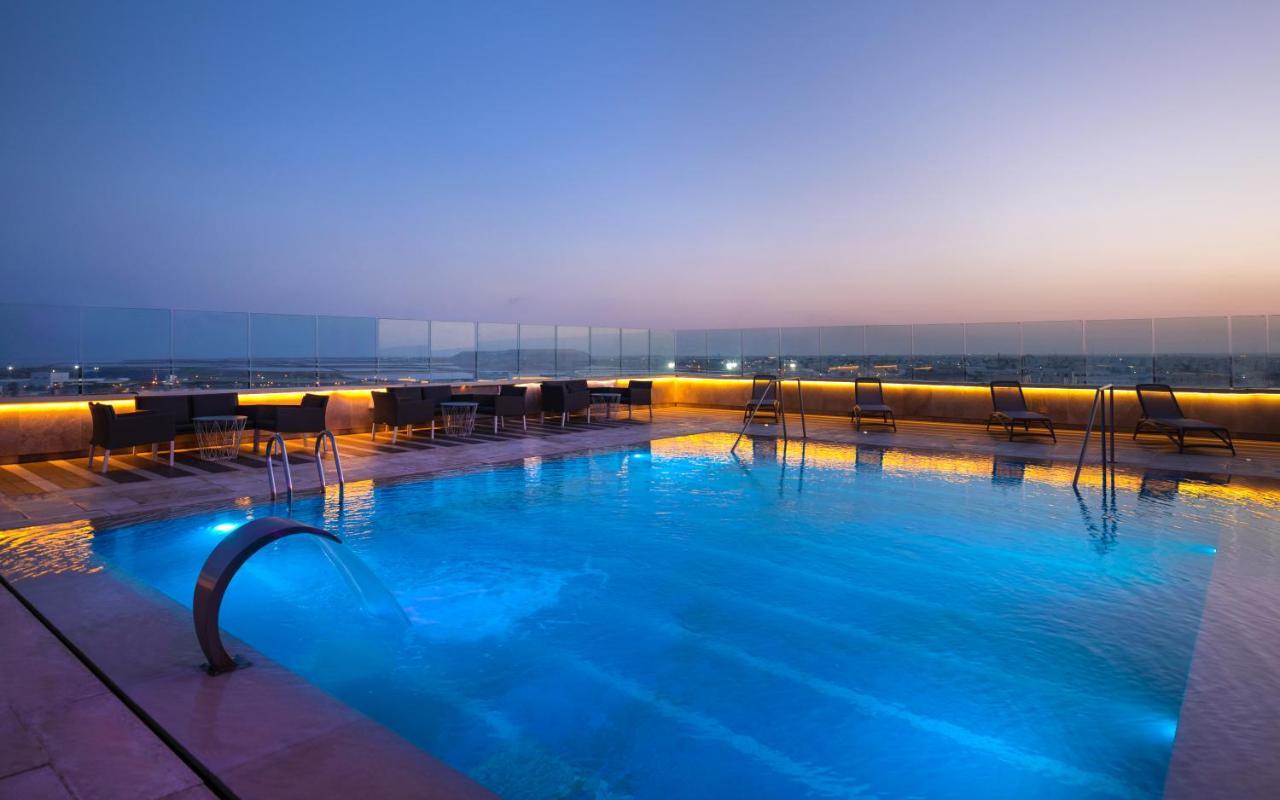 Radisson Hotel Sfax Eksteriør billede The pool at the rooftop bar