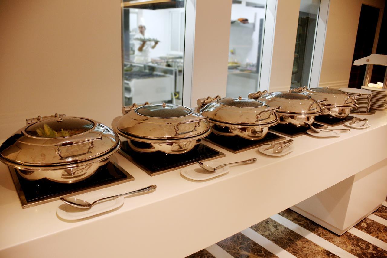 Radisson Hotel Sfax Eksteriør billede A row of chafing dishes