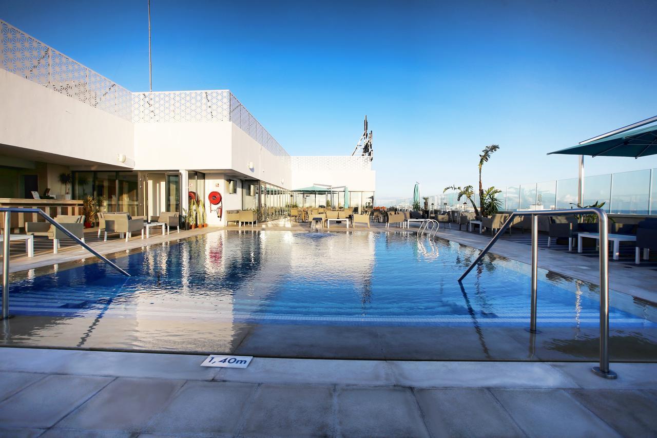 Radisson Hotel Sfax Eksteriør billede The rooftop pool at the hotel