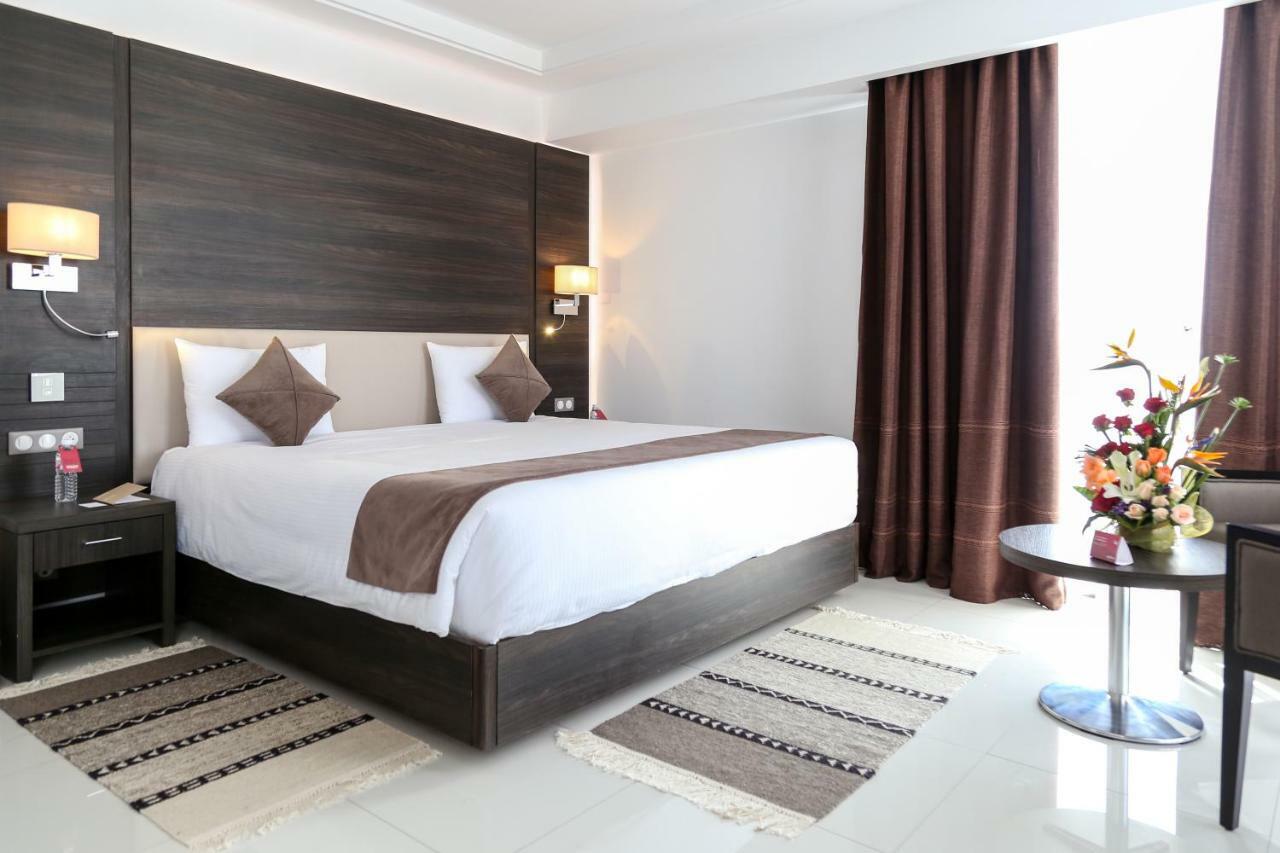 Radisson Hotel Sfax Eksteriør billede A bedroom in a hotel