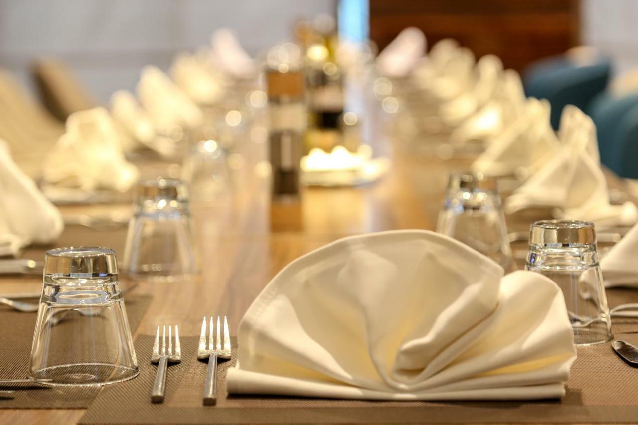 Radisson Hotel Sfax Eksteriør billede A table set for fine dining